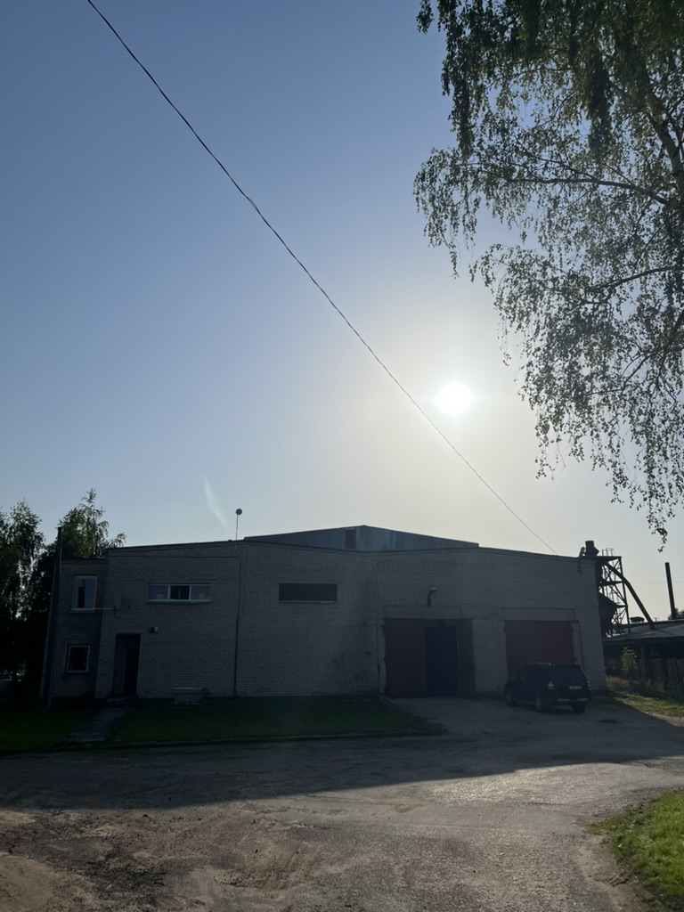 C: dviaukštė dalis ir dvejos didelės metalinės durys, Tytuvėnai